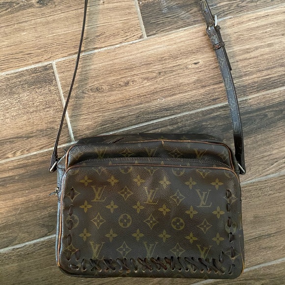 Louis Vuitton Handbags - Authentic LV purse.
